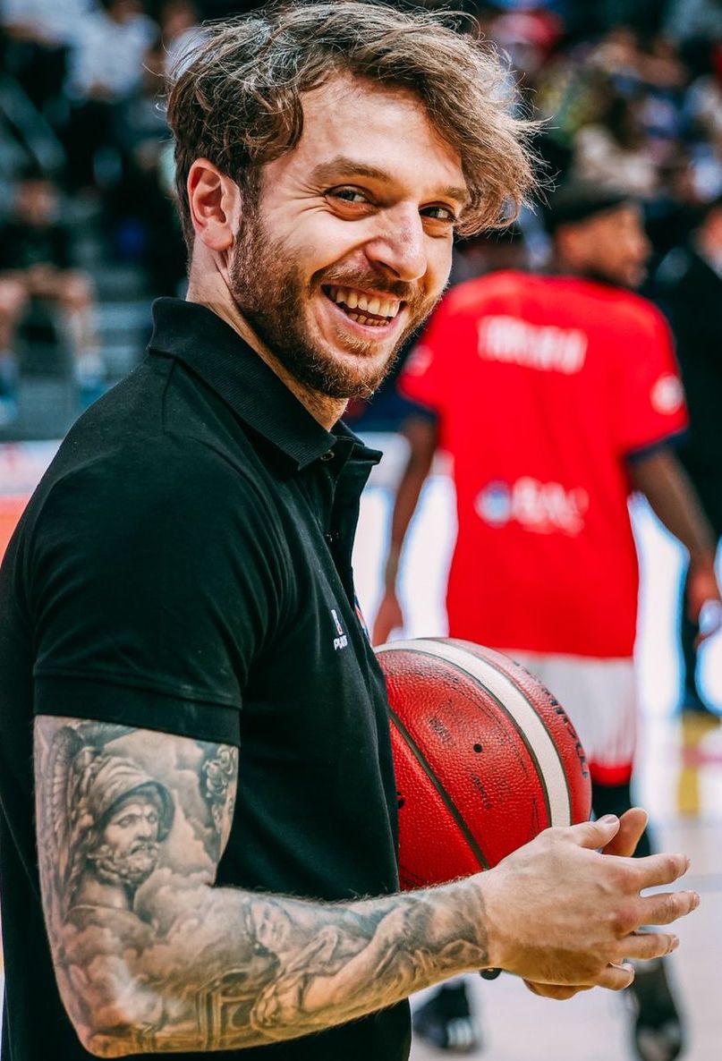 Kendi atesiyle bir cok mum yakan Serhat hocam!